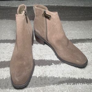 NWOB Blondo Sawyer Dark Taupe Suede Bootie Women's Size 8